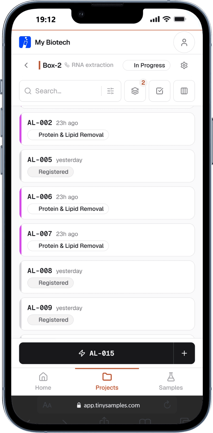 A box of samples in the app: AL-002 through AL-009, each with its current step, and a button at the bottom to register the next sample, AL-015.